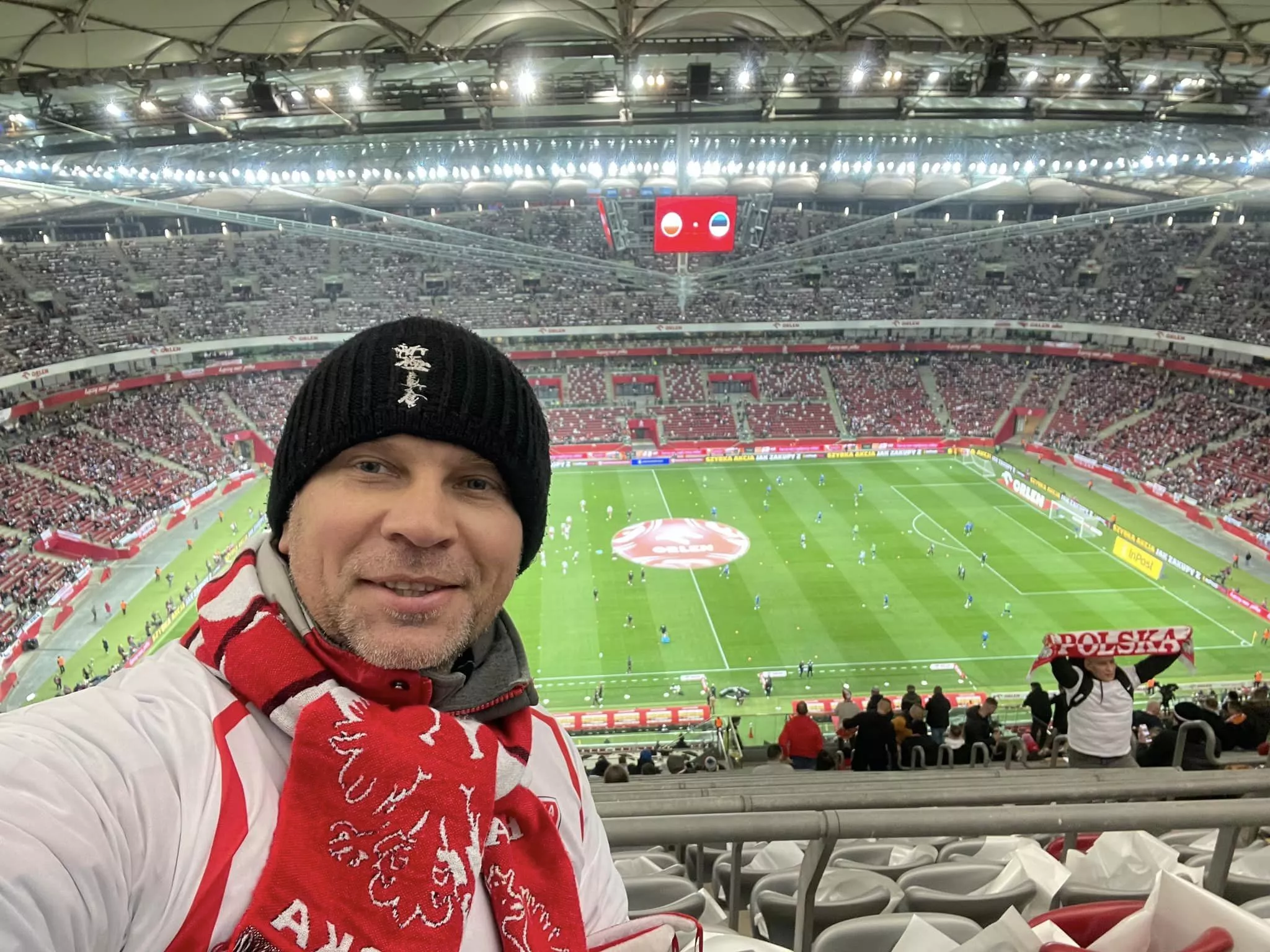 Gwiazda disco polo na meczu Polska - Estonia. Ojcowski wyjazd na mecz